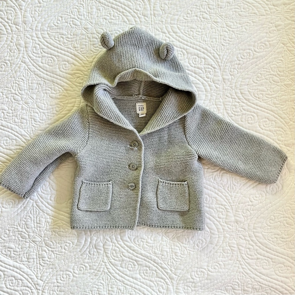 Gap Baby Brannan Bear 🐻 gray hooded Sweater size 12-18 mo